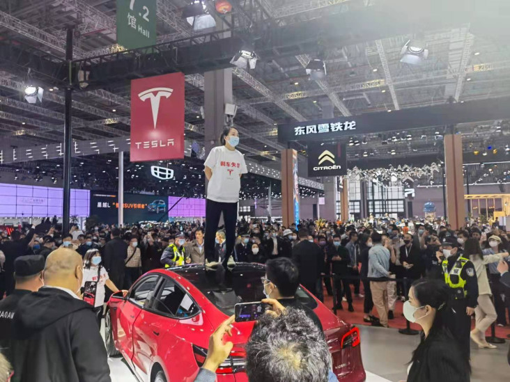 Tesla Minta Maaf Pada...