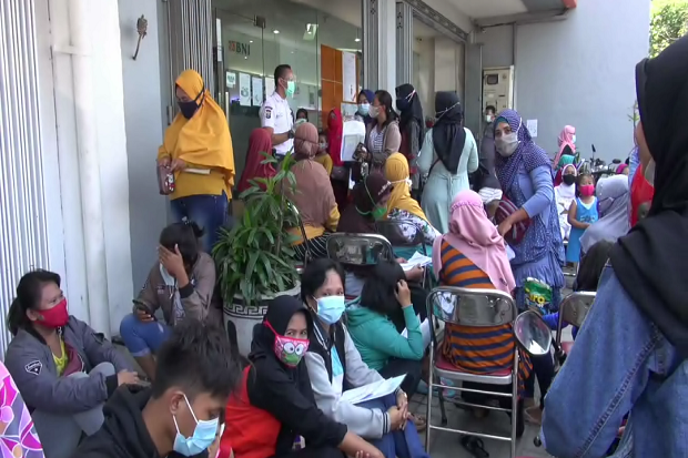 Takut Terlambat, Ratusan...
