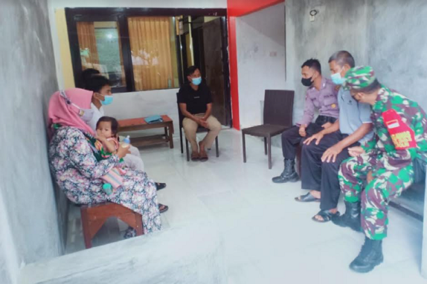 Emak-emak Gendong Balita...