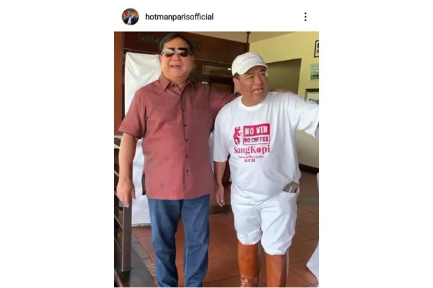 Berkelakar dengan Prabowo,...