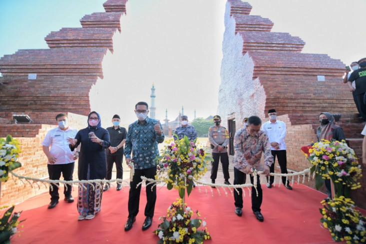 Alun-alun Kejaksan Cirebon...