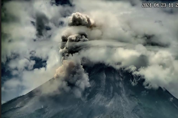 Merapi Semburkan Awan...