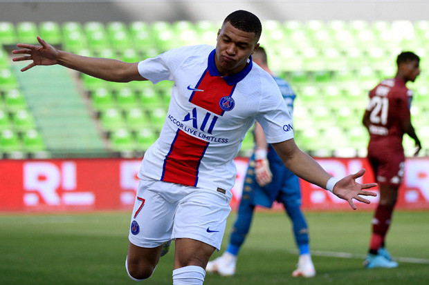 Mbappe Borong Dua Gol,...