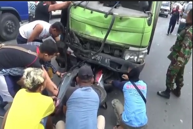 Truk Boks Terobos Lampu...