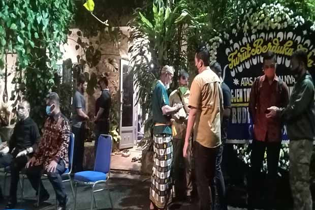 Karangan Bunga Penuhi...