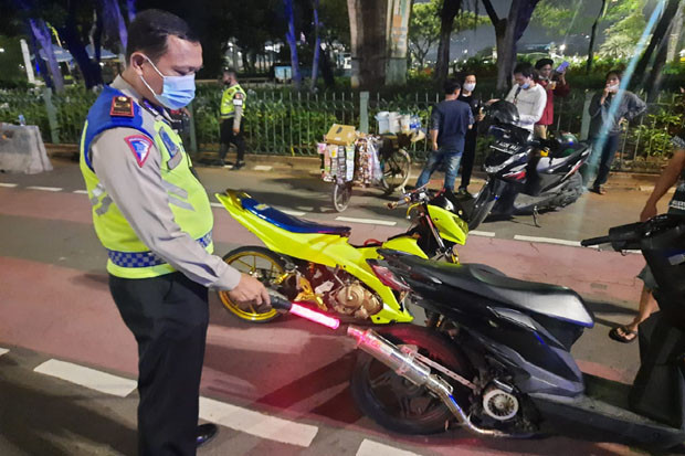 Tengah Malam, Satlantas...