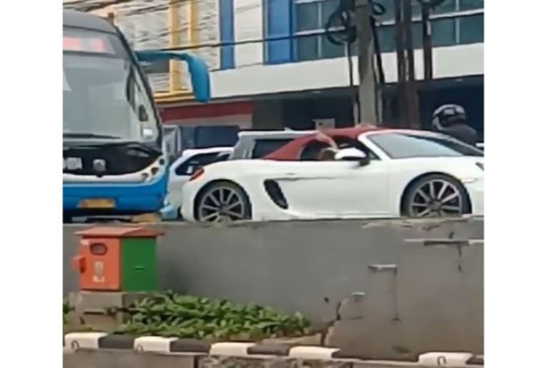 Pengemudi Porsche Penerobos...