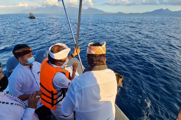 Tangis Pecah di Laut...