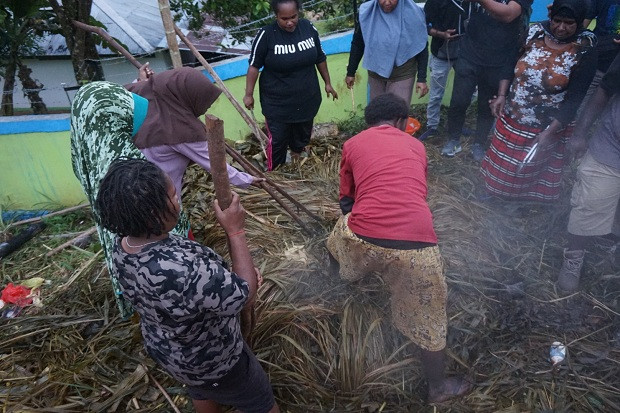 Tradisi Bakar Batu Warga...