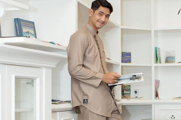 Pakai Baju Koko, Arya...