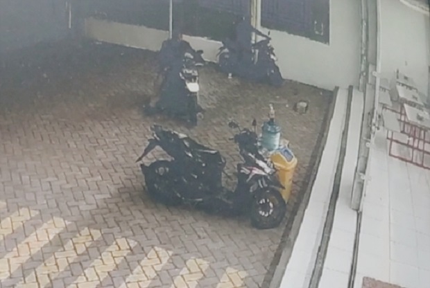Terekam CCTV, Pencuri...