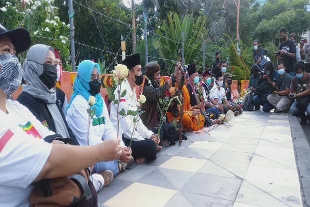 Lewat Untaian Doa dan...