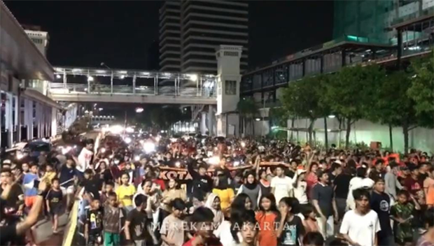 Suporter Persija Turun...