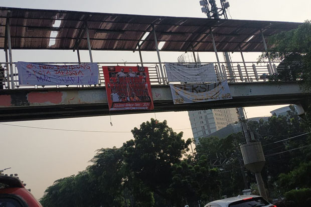 Persija Kampiun, Spanduk...
