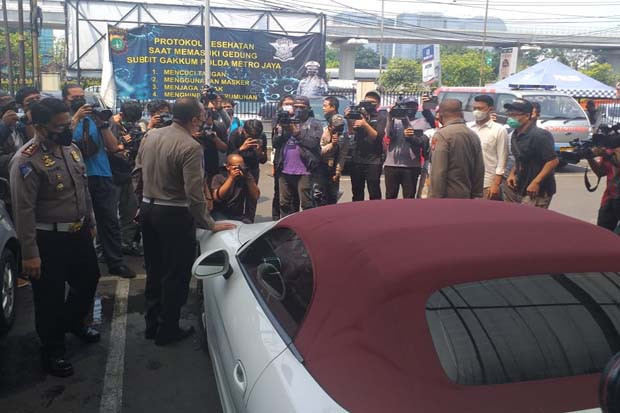 Mobil Porsche yang Terobos...