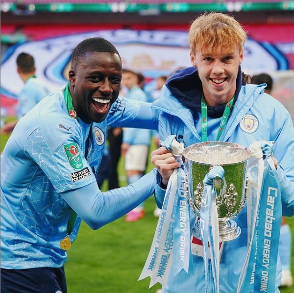 Rayakan Gelar Piala...