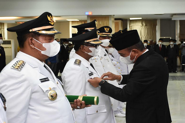 Lantik Sejumlah Bupati...