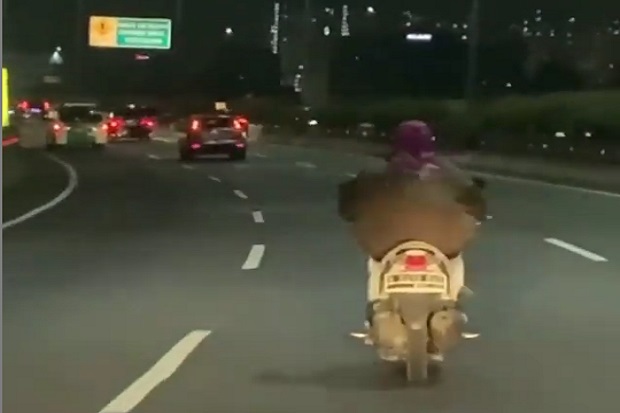 Emak-Emak yang Terobos...