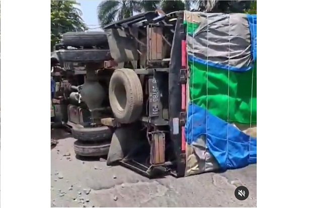 Truk Terguling di Menceng...