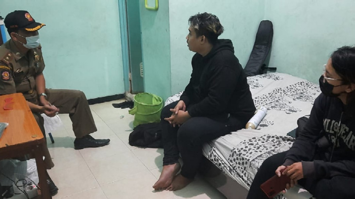 Asyik Bercinta di Kamar...