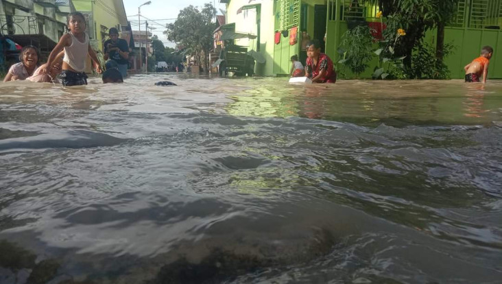 Banjir Rob Rendam Ratusan...
