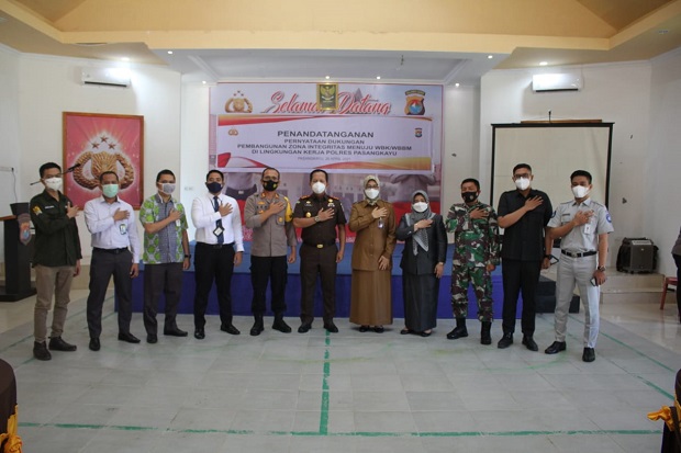 Wabup Dr. Herny Hadiri...