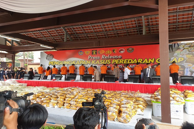 Polisi Tembak Mati 1...