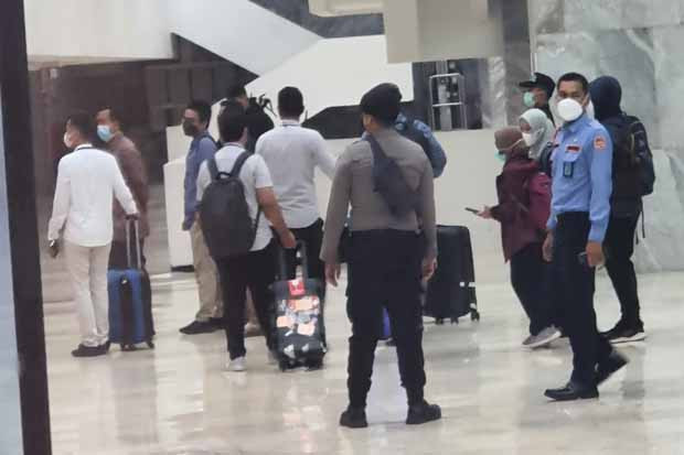 Penyidik KPK Datangi...