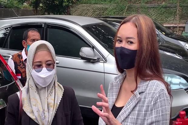 Aura Kasih Resmi Cerai...