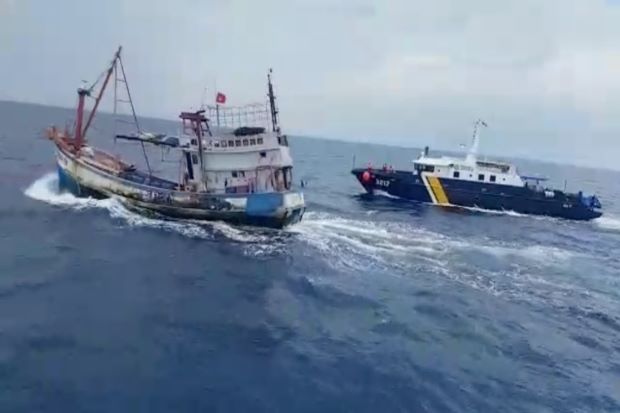 Melihat Aksi Kapal Pengawas...