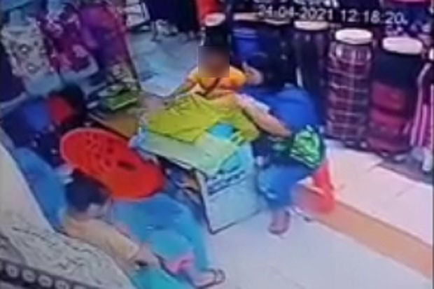 Astaga, Bocah Laki-laki...