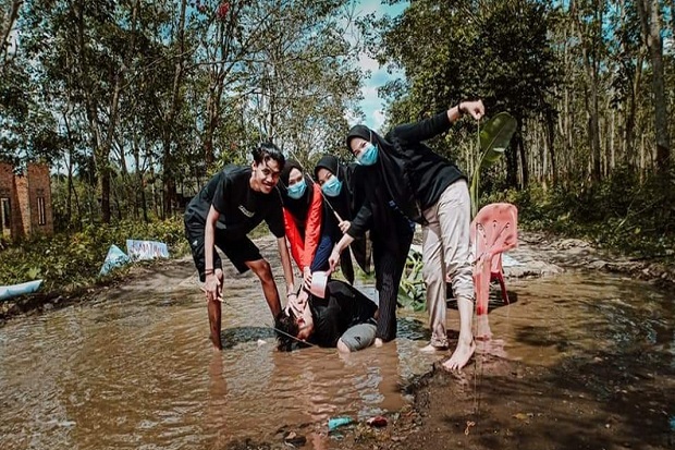 Sindir Bupati, Warga...
