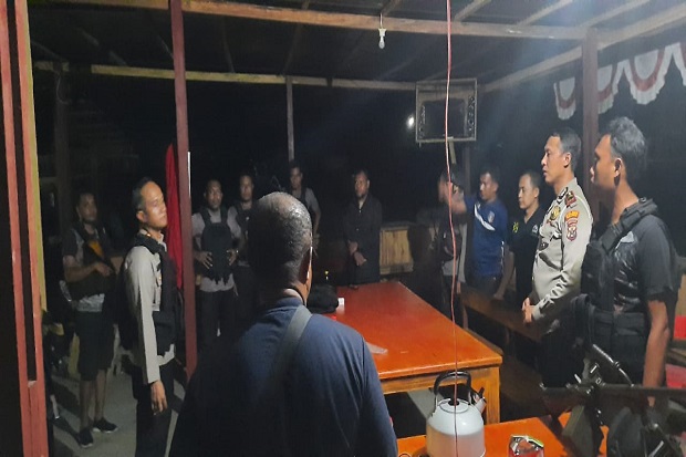 Anggota TNI dan Polri...