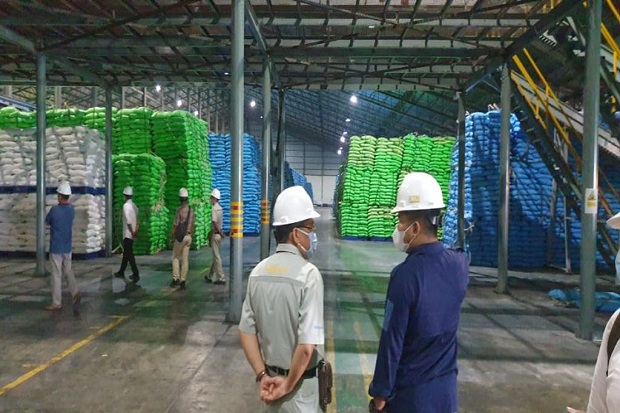 Sidak Gudang di Lamongan,...