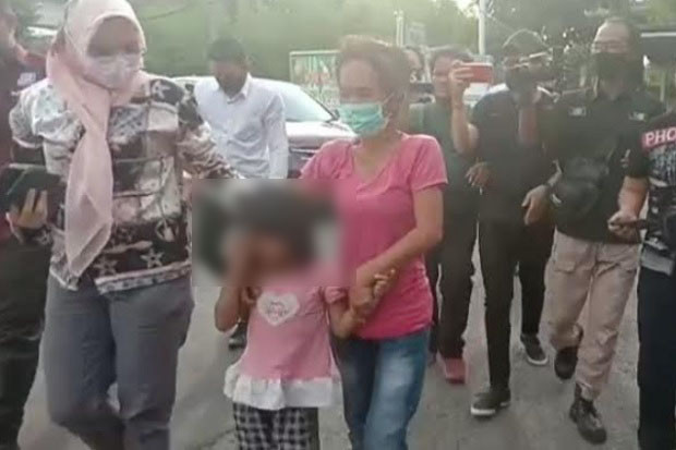 Pukuli dan Paksa Cucu...