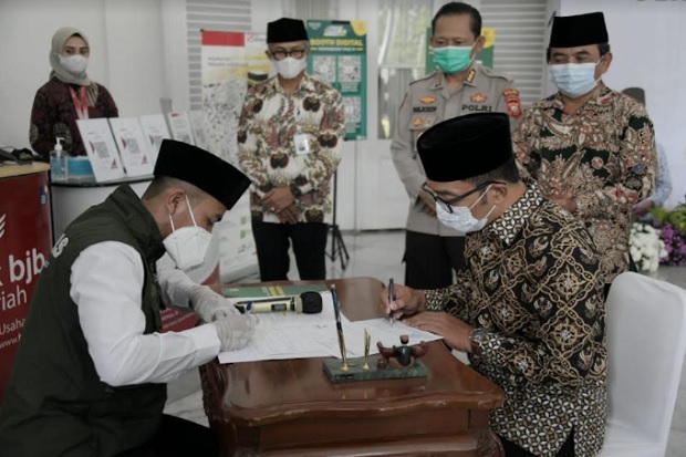 Ridwan Kamil Tunaikan...