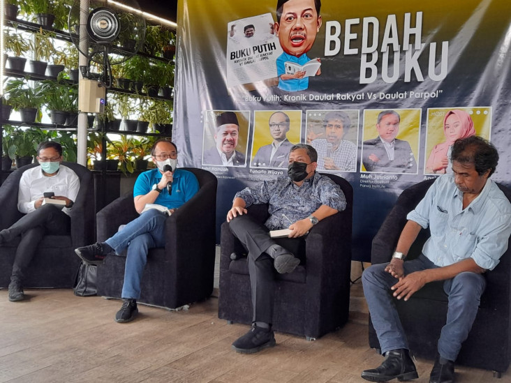 Lewat Buku Putih, Fahri...