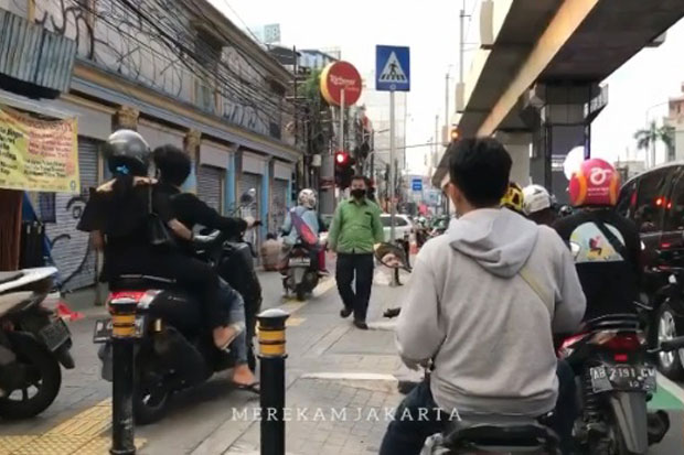 Pengendara Motor Kuasai...