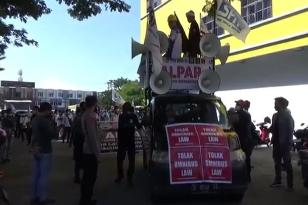 Ratusan Buruh Makassar...