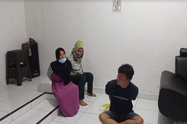 Ngutil di Minimarket,...