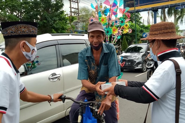Warga Senang Dapat Takjil...