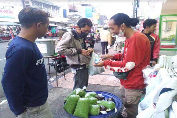 Berburu Cendol Elizabeth,...
