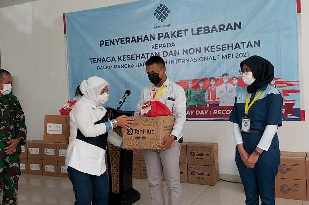Beri Paket Lebaran di...