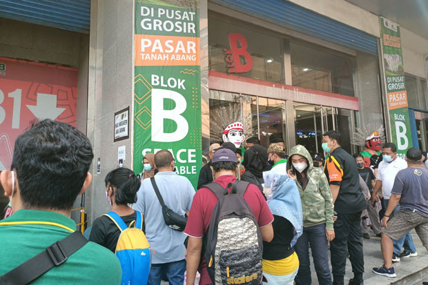 Pengunjung Tanah Abang...