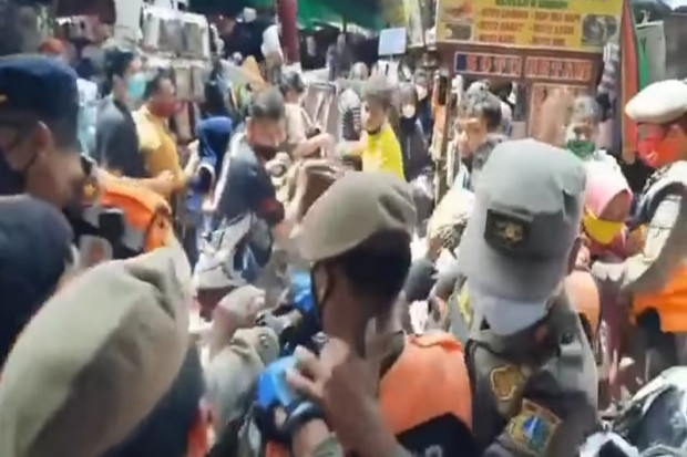 Satpol PP dan PKL Tanah...