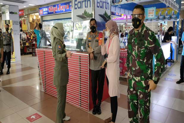 Satpol PP Depok Awasi...