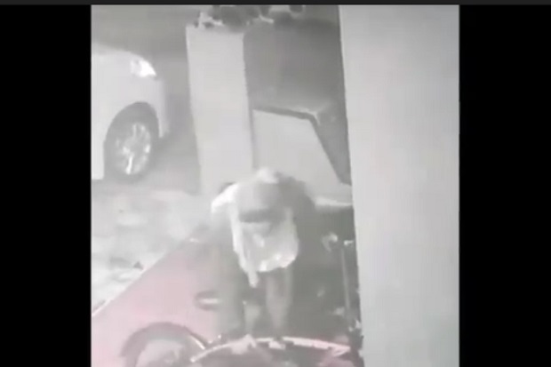 Tengah Malam, Pasutri...