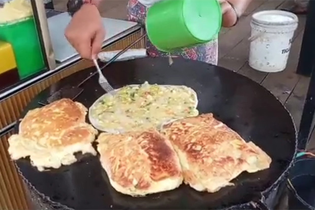 Mencicipi Martabak Udang,...
