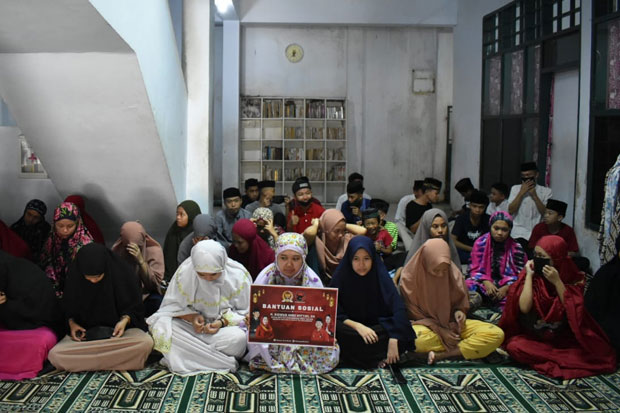 ARW Berbagi, Beri Bantuan...