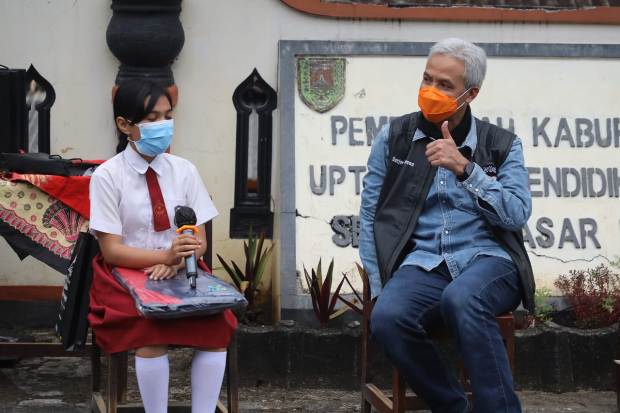 Ganjar Kunjungi Murid...